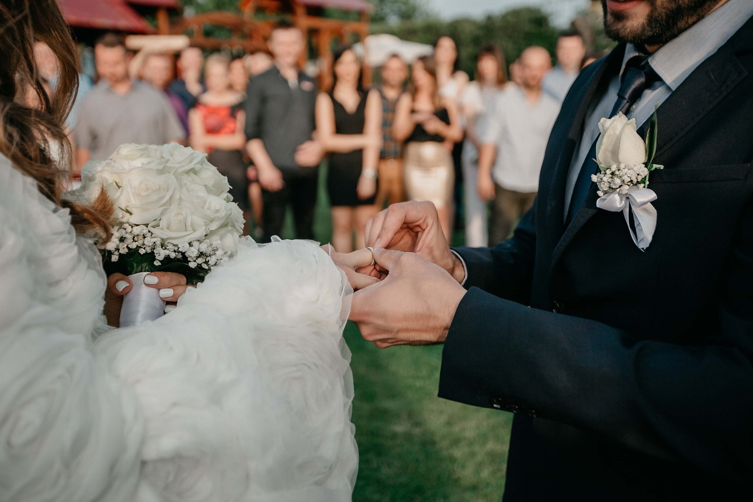 How to Use Credit Cards to Pay for a Wedding (Without Going Broke)